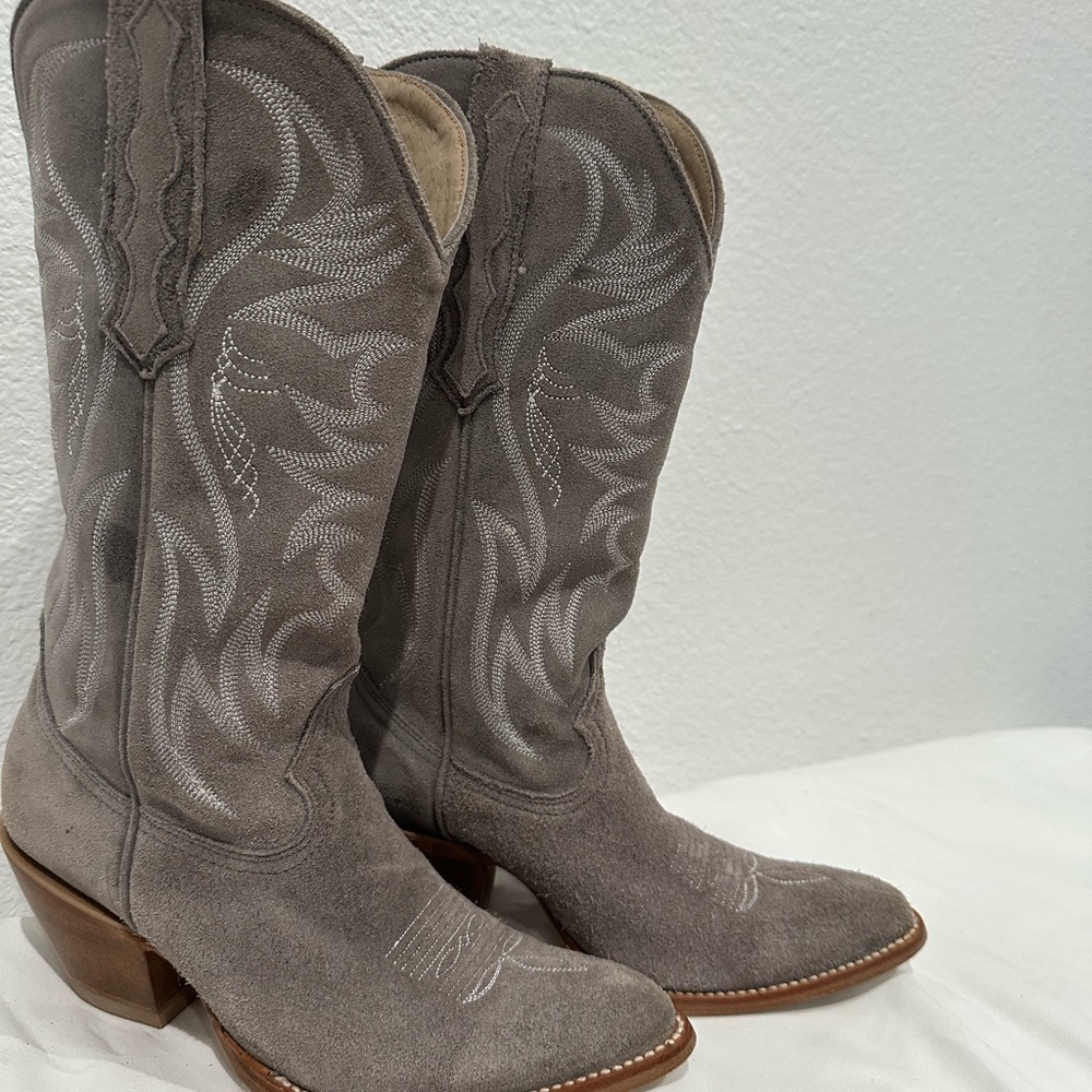Idyllwind Gray Suede Heeled Boots with Western Stitching